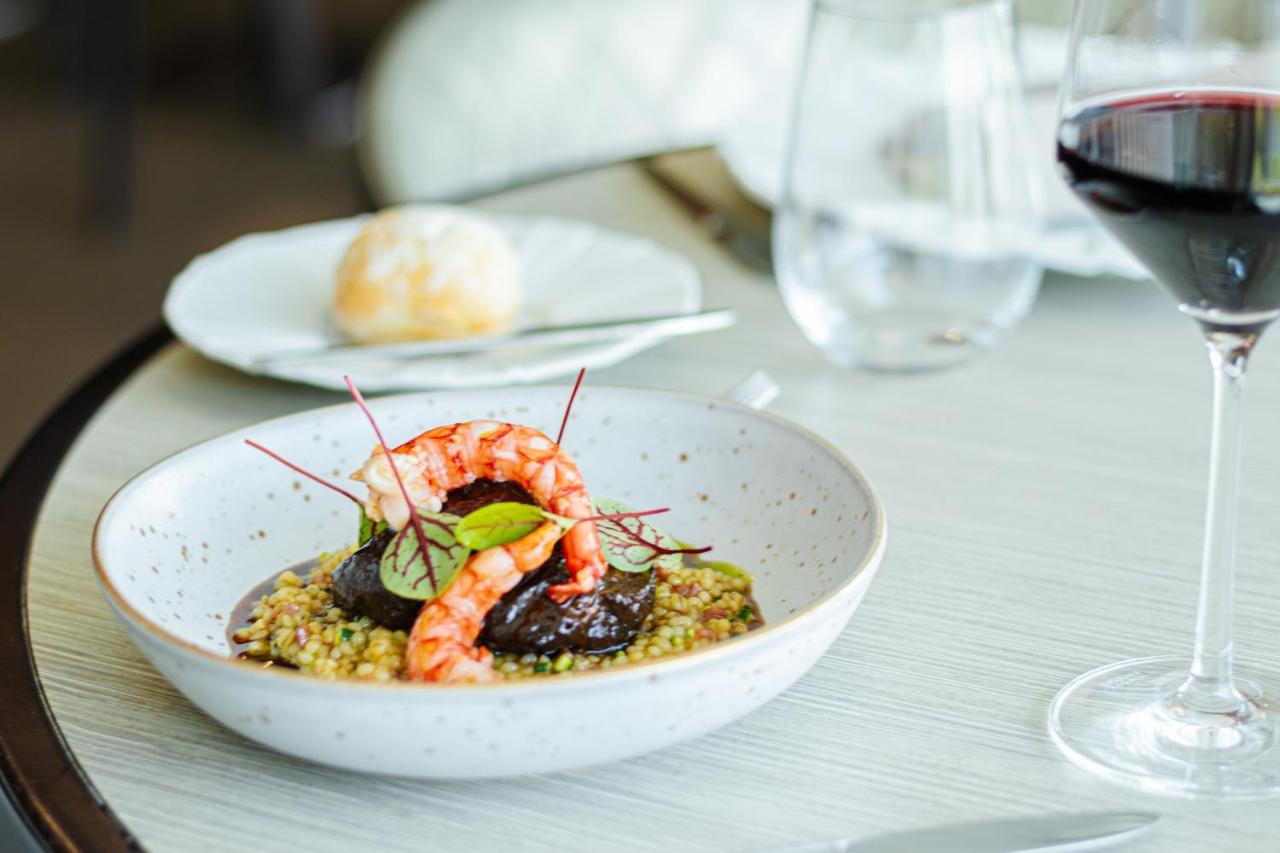 Epic Sana Lisboa Hotel Luaran gambar A meal served in the First Class cabin