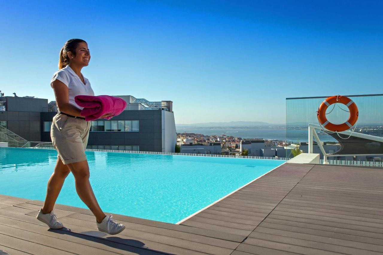 Epic Sana Lisboa Hotel Luaran gambar The rooftop pool at the hotel